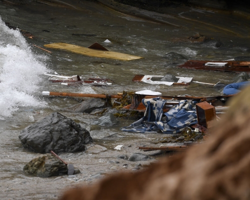 在聖地亞哥海岸附近一艘船隻翻覆，殘骸被衝上岸。AP圖片
