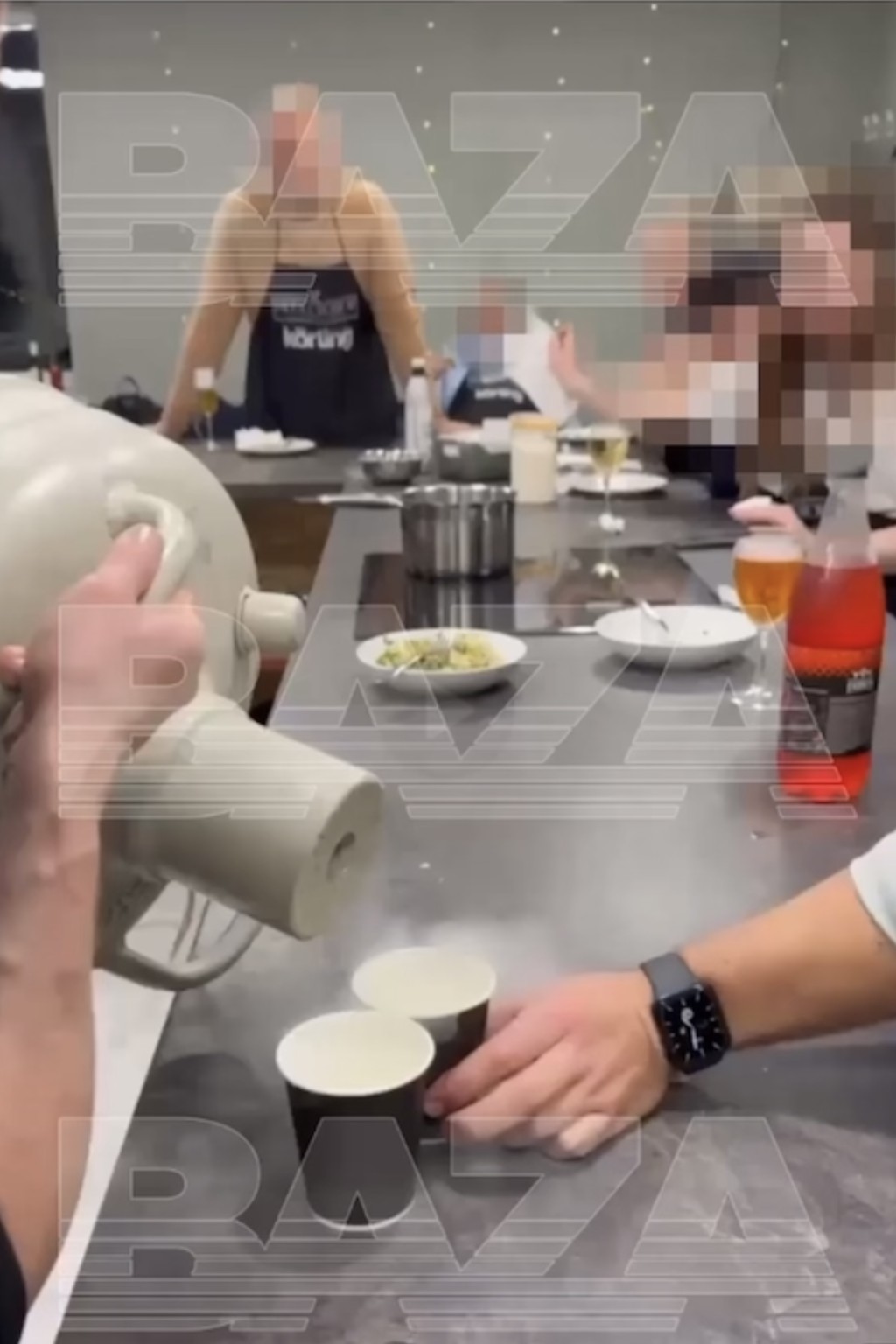 有人從厚壁容器中倒出冒煙的液態氮。 Telegram / Baza