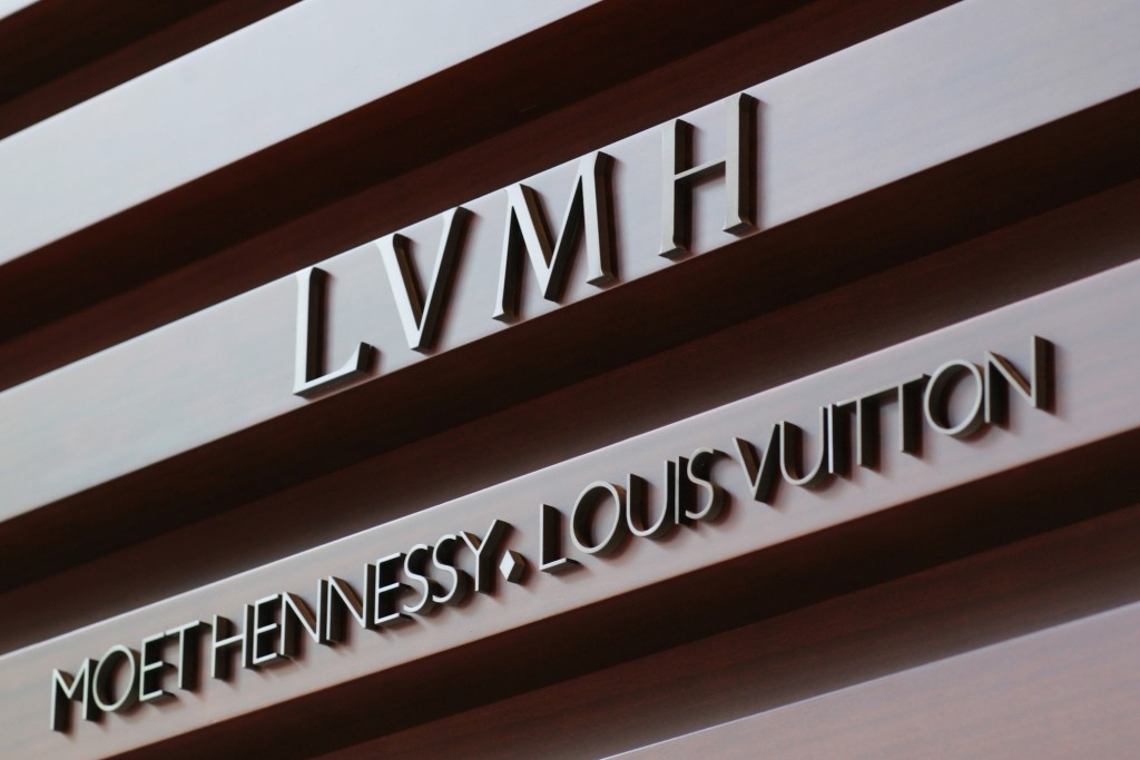 LVMHLouis Vuitton Moët Hennessy，即全球著名奢侈品路易威登（ Louis Vuitton）與酒業家族Moët Hennessy合併而生成
