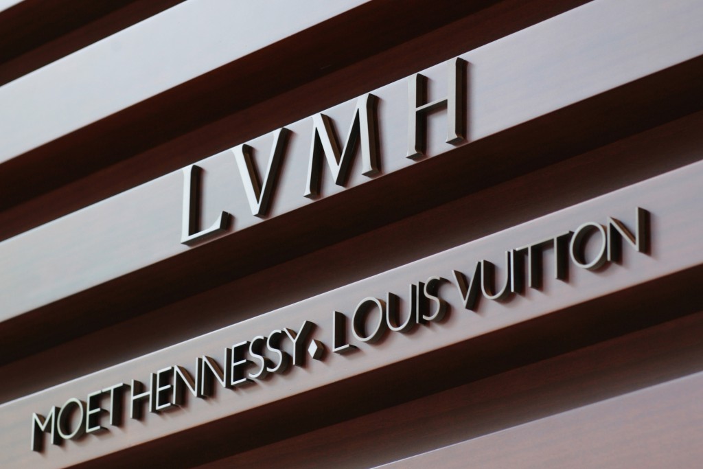 LVMHLouis Vuitton Moët Hennessy，即全球著名奢侈品路易威登（ Louis Vuitton）与酒业家族Moët Hennessy合并而生成