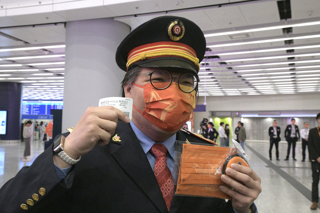 铁路迷谢先生打扮成中国铁路公司的人员，形容心情兴奋。（陈浩元摄）