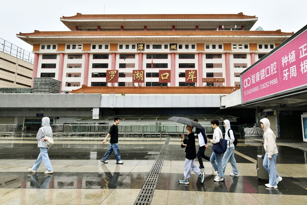 近年港人北上消費成風，本地零售飲食市道受衝擊。資料圖片