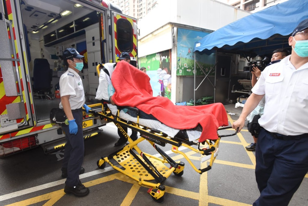 傷者頭部受傷,送院治理。
