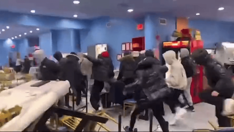 美國紐約市華人餐館漁村大排檔近日被一群蒙面青年暴徒闖入大肆破壞。