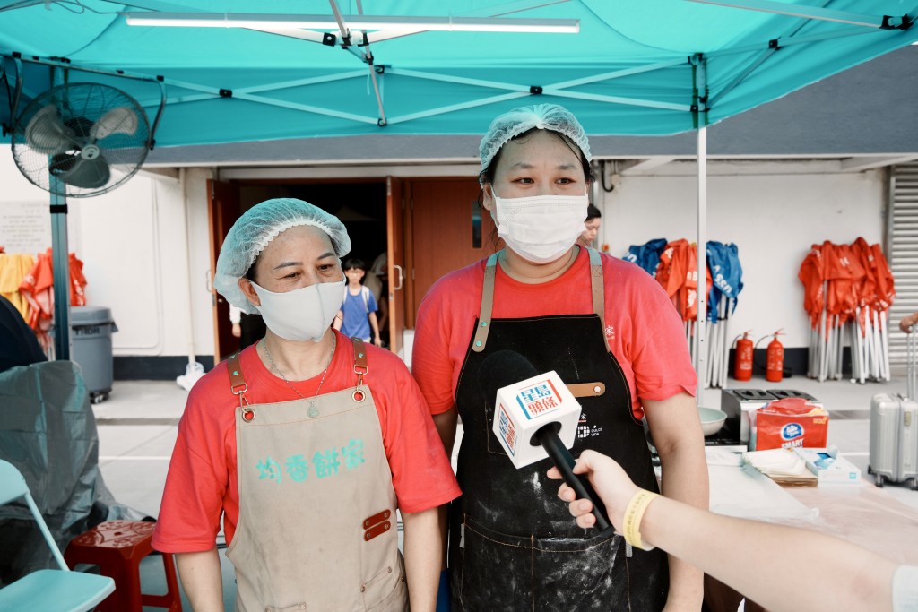 今日擺檔的深水埗均香餅家表示目前為止生意都不錯。 今日擺檔的深水埗均香餅家表示目前為止生意都不錯。