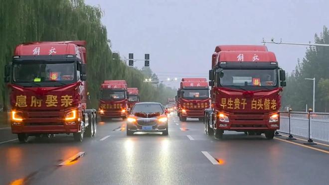 山東一婚禮動用6輛紅色解放牌大卡車組成迎親車隊。極目新聞