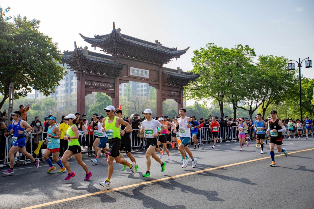 内地许多城市藉举办马拉松赛事，推动当地旅游。新华社