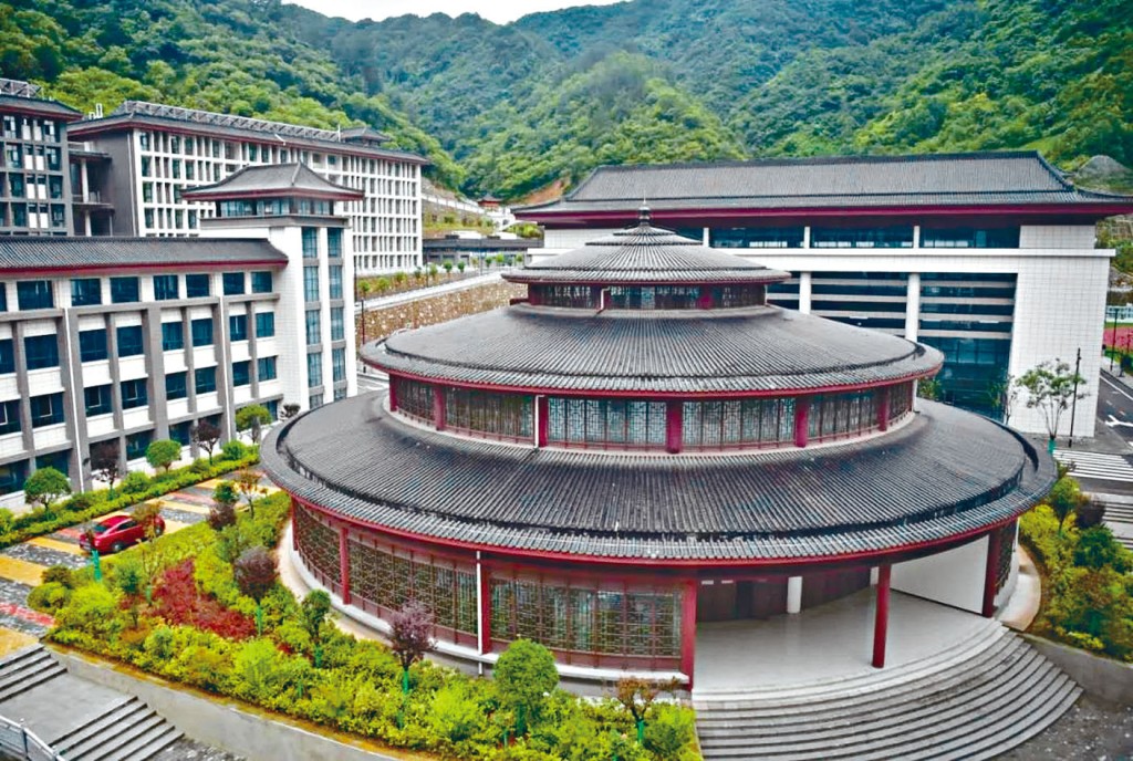 ■鎮安縣中學的圖書館宛如北京天壇。