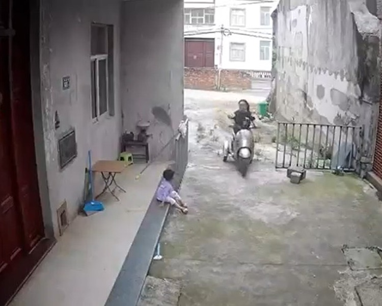 孩子從樓上跌落樓。網圖