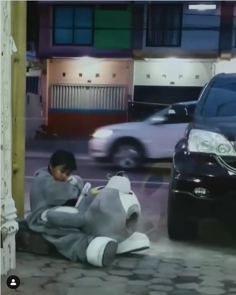 雷漢脫下布偶裝的頭套休息。rhmadii__ Instagram相片