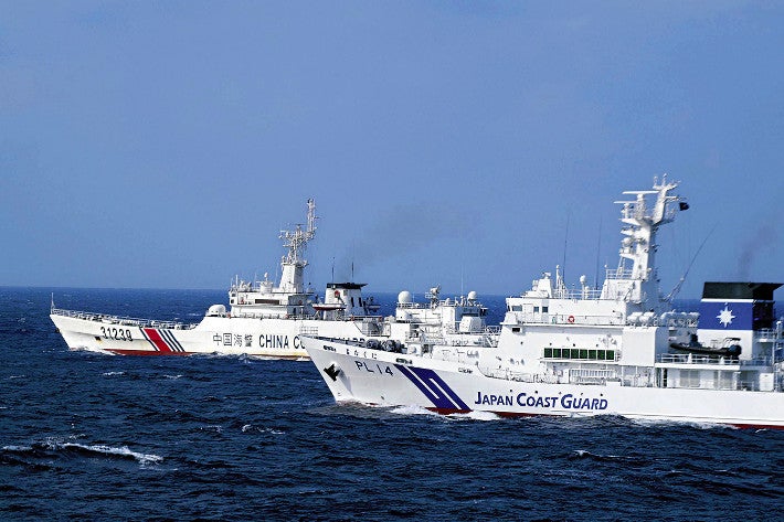 中國海警船在釣魚島周邊巡航。資料圖片