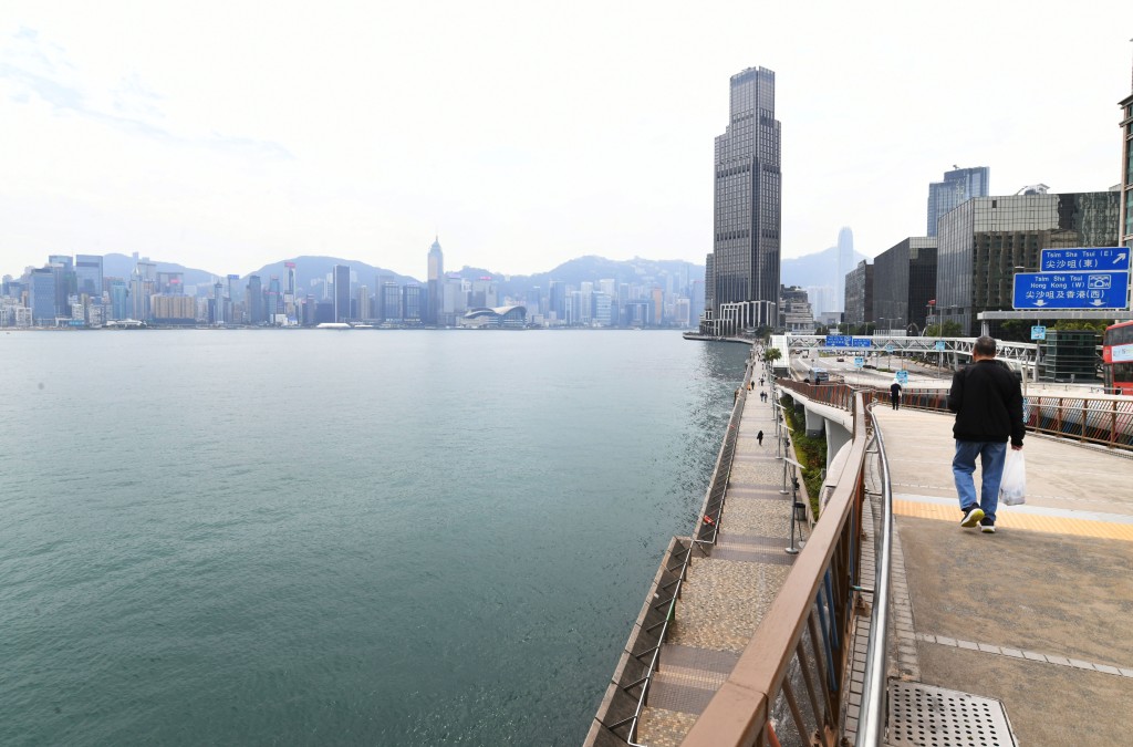委員認為紅磡臨海一帶的用地坐擁維多利亞港的景緻,有條件可以通過重新規劃,發展成為一個匯聚休閒娛樂、餐飲零售和親水元素於一身的海濱新地標。 委員認為紅磡臨海一帶的用地坐擁維多利亞港的景緻,有條件可以通過重新規劃,發展成為一個匯聚休閒娛樂、餐飲零售和親水元素於一身的海濱新地標。