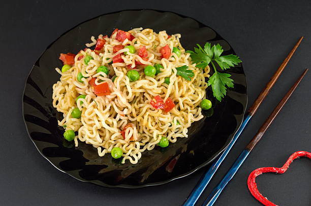 有9款即食麵的鈉含量超出世衛建議成人全日鈉攝取量上限。（iStock圖片）