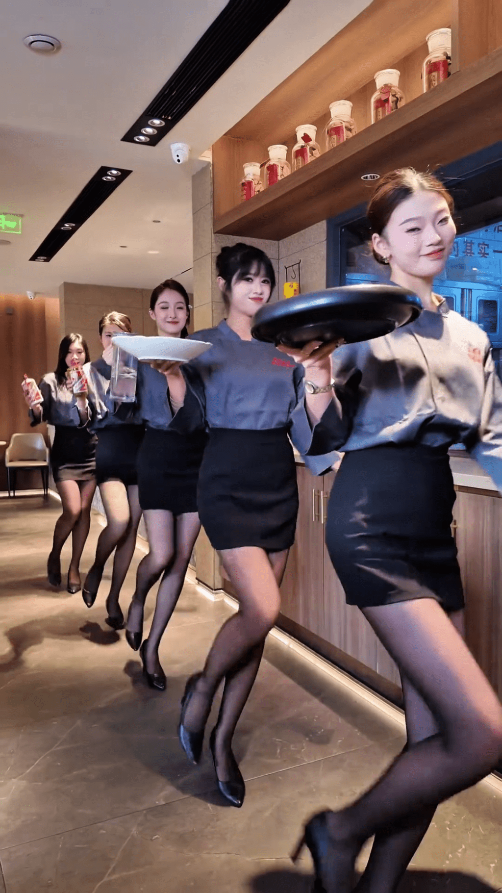 餐廳宣傳片找來黑襪美女跳舞。 抖音截圖