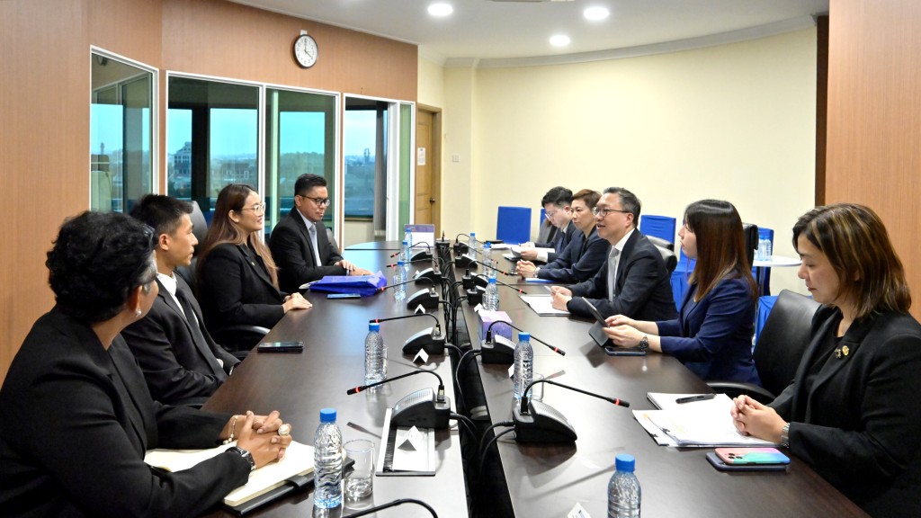 林定国（右三）与文莱律师会会长Nur 'Azizah Ahmad（左三）会面，探讨合作机会，促进两地法律业界的协作和其他交流活动。