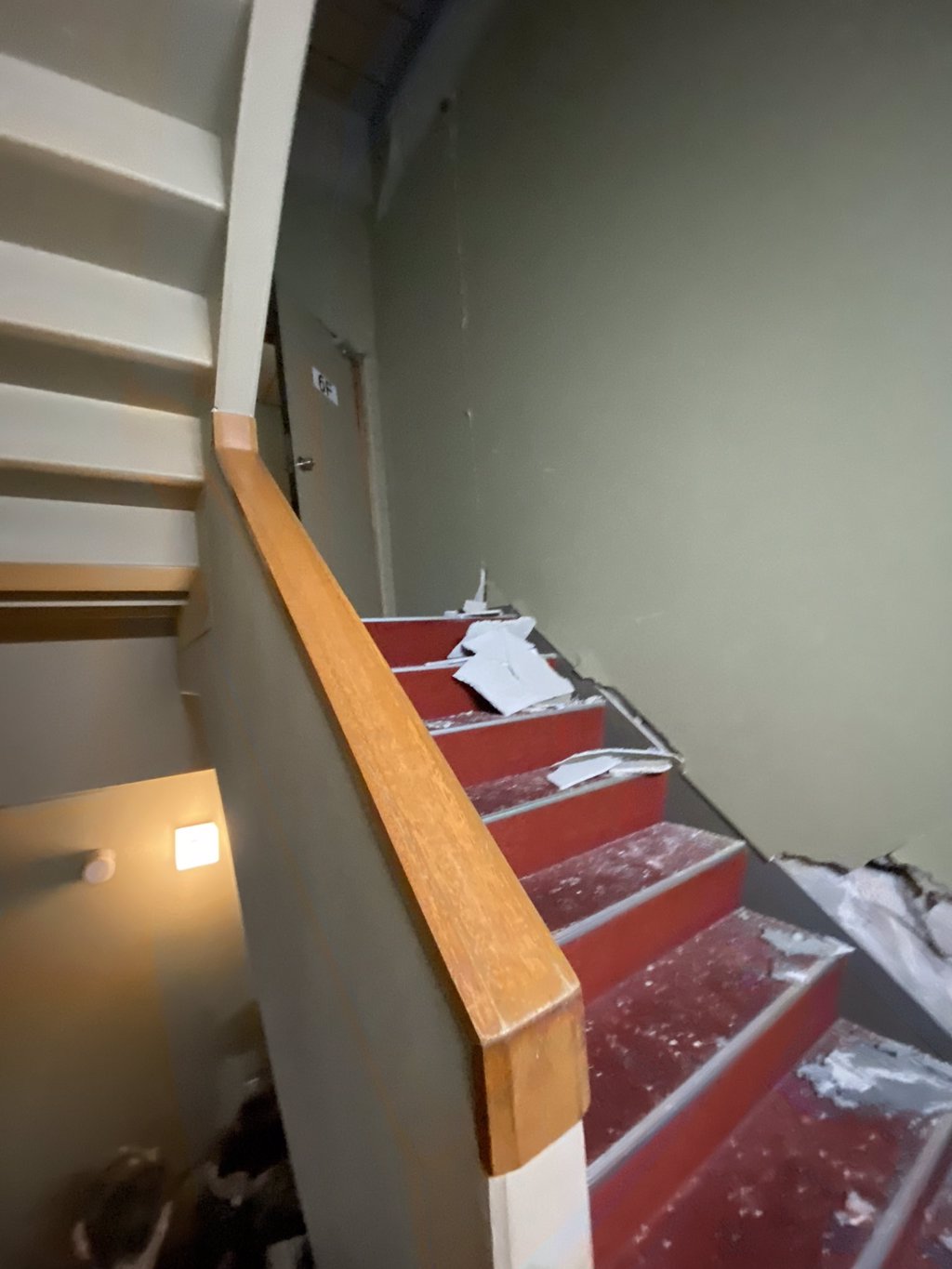 加賀屋樓梯滿布雜物碎片。網上圖片