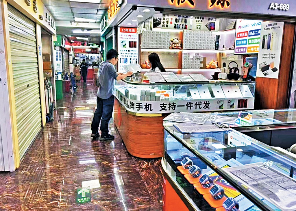 華強北不少檔口的「翻新機」流向電商平台。