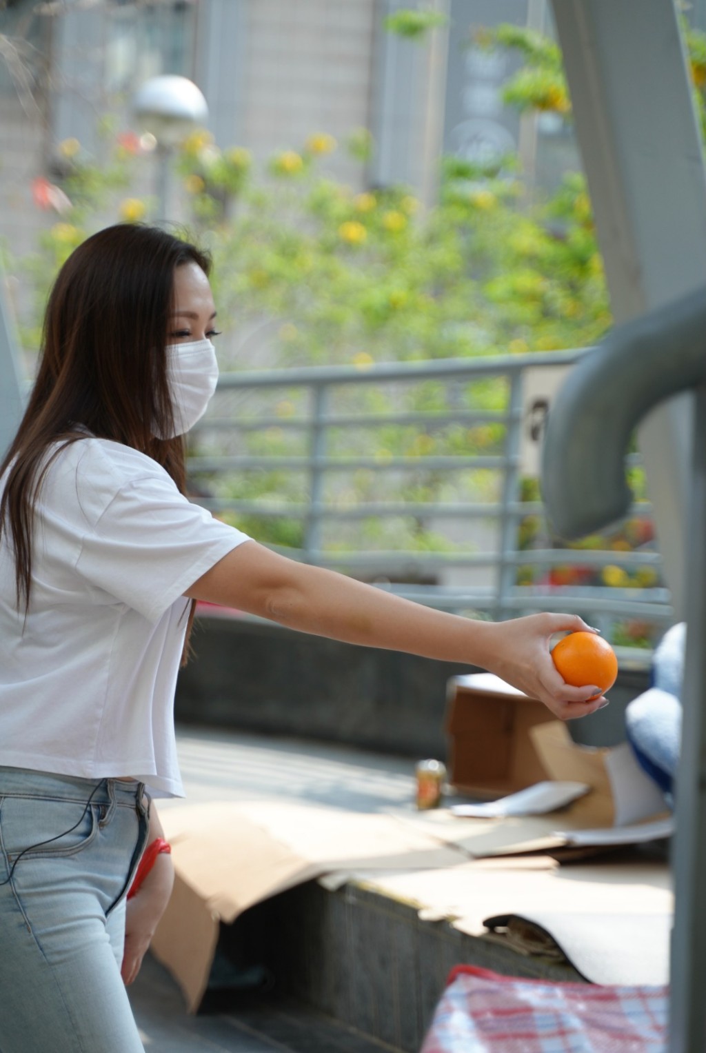 Janice仲向無家者派水果。