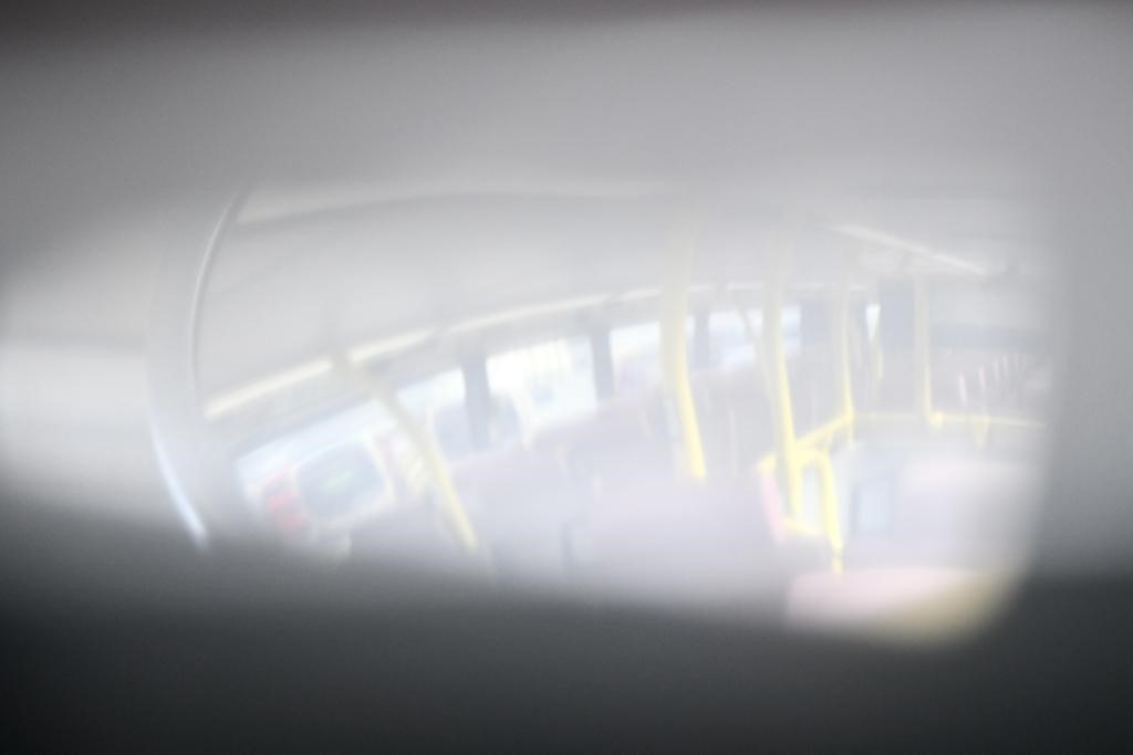 車長可以潛望鏡視察巴士上層情況。盧江球攝