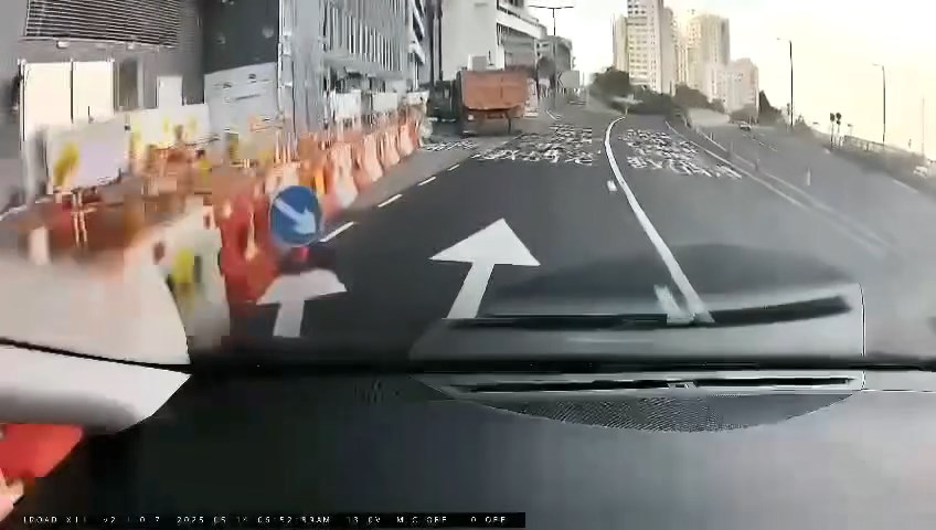 小巴駛至瑪麗醫院對開突然切線,泥頭車直撞小巴車身。 小巴駛至瑪麗醫院對開突然切線,泥頭車直撞小巴車身。