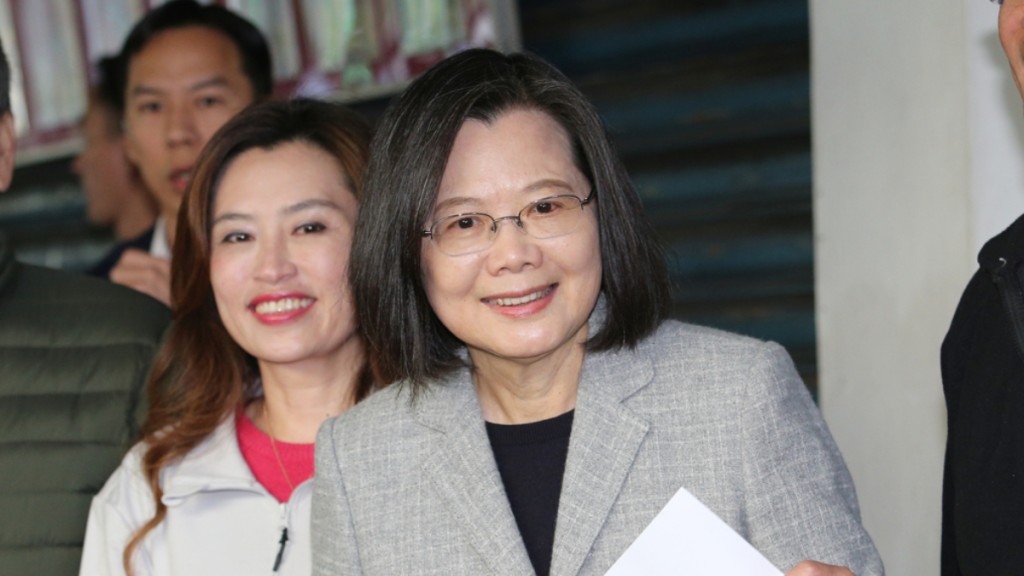 台灣的領導人蔡英文早上投票，提醒選民投票時要帶身分證及印章。中時