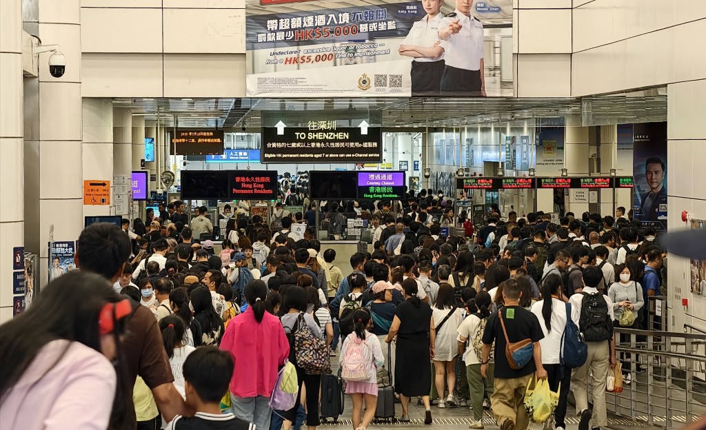 每逢長假期各大口岸難免人山人海，運輸署特別呼籲市民提早計劃跨境行程。（資料圖片）