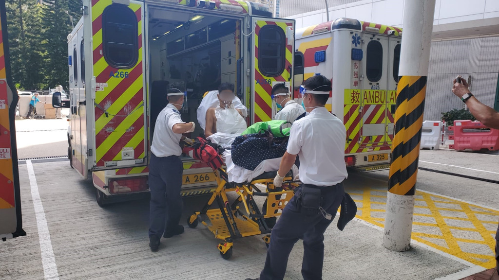 男子由救救護車送往將軍澳醫院。蔡楚輝攝