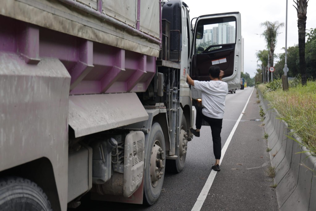 4旬姓潘泥頭車司機在事件中無受傷，並助私家車司機報警。讀者提供