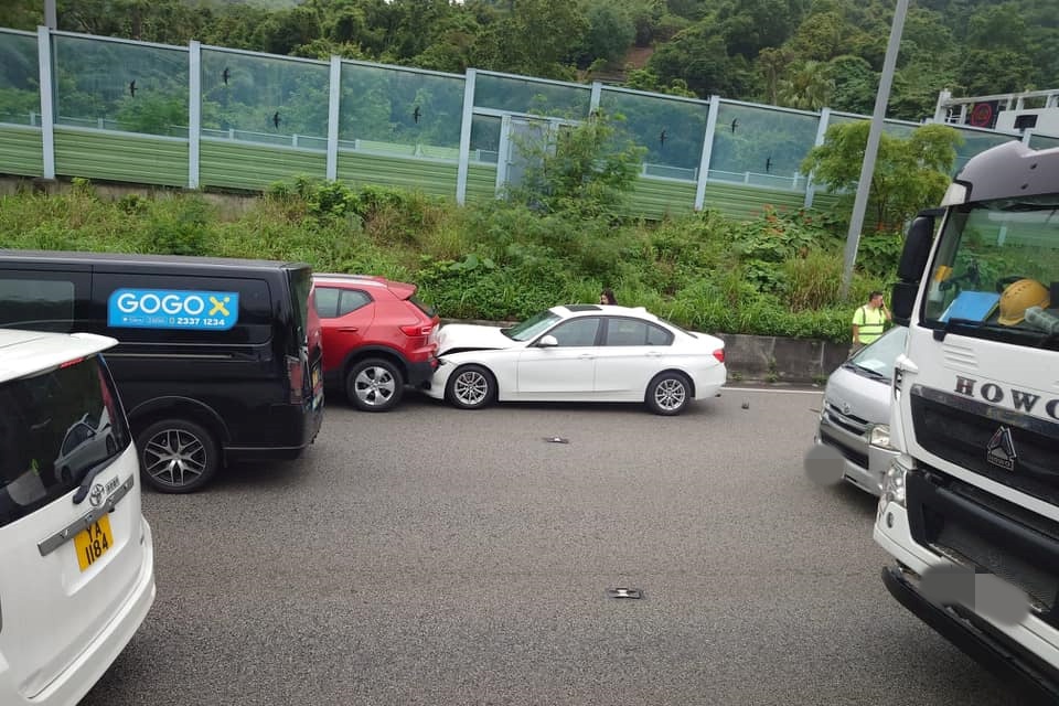 有私家車前後相撞。網上圖片
