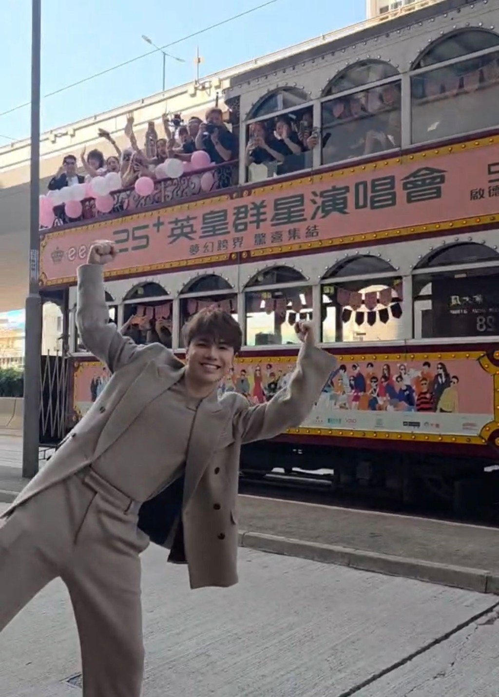 張敬軒剛巧在上環準備開工,知道電車將要駛來,隨即停下來等待並興奮打卡。 張敬軒剛巧在上環準備開工,知道電車將要駛來,隨即停下來等待並興奮打卡。