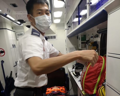 兩名傷者送院。丁志雄攝