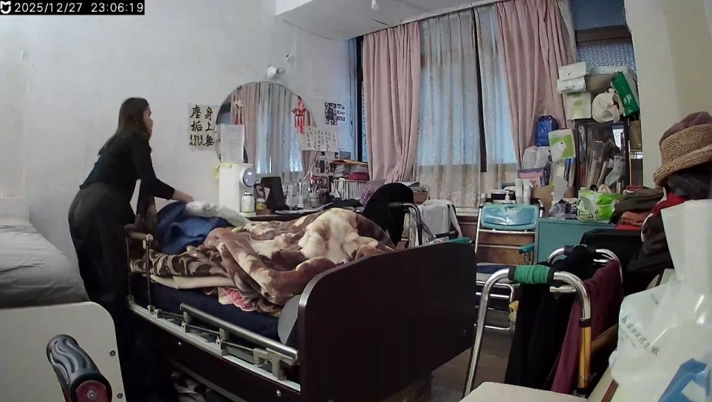 閉路電視拍下看護奮身保護婆婆一刻。threads@ta2__l__tattoo 閉路電視拍下看護奮身保護婆婆一刻。threads@ta2__l__tattoo