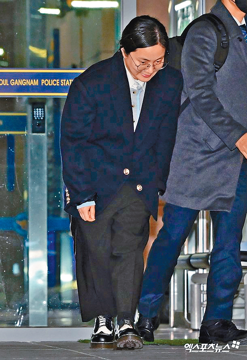 經過近8小時調查後，朴娜萊在警局門外向傳媒及民眾鞠躬致歉。