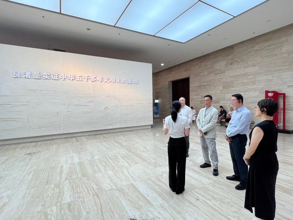 楊潤雄（右三）與康樂及文化事務署署長劉明光（右二）參觀良渚博物院。