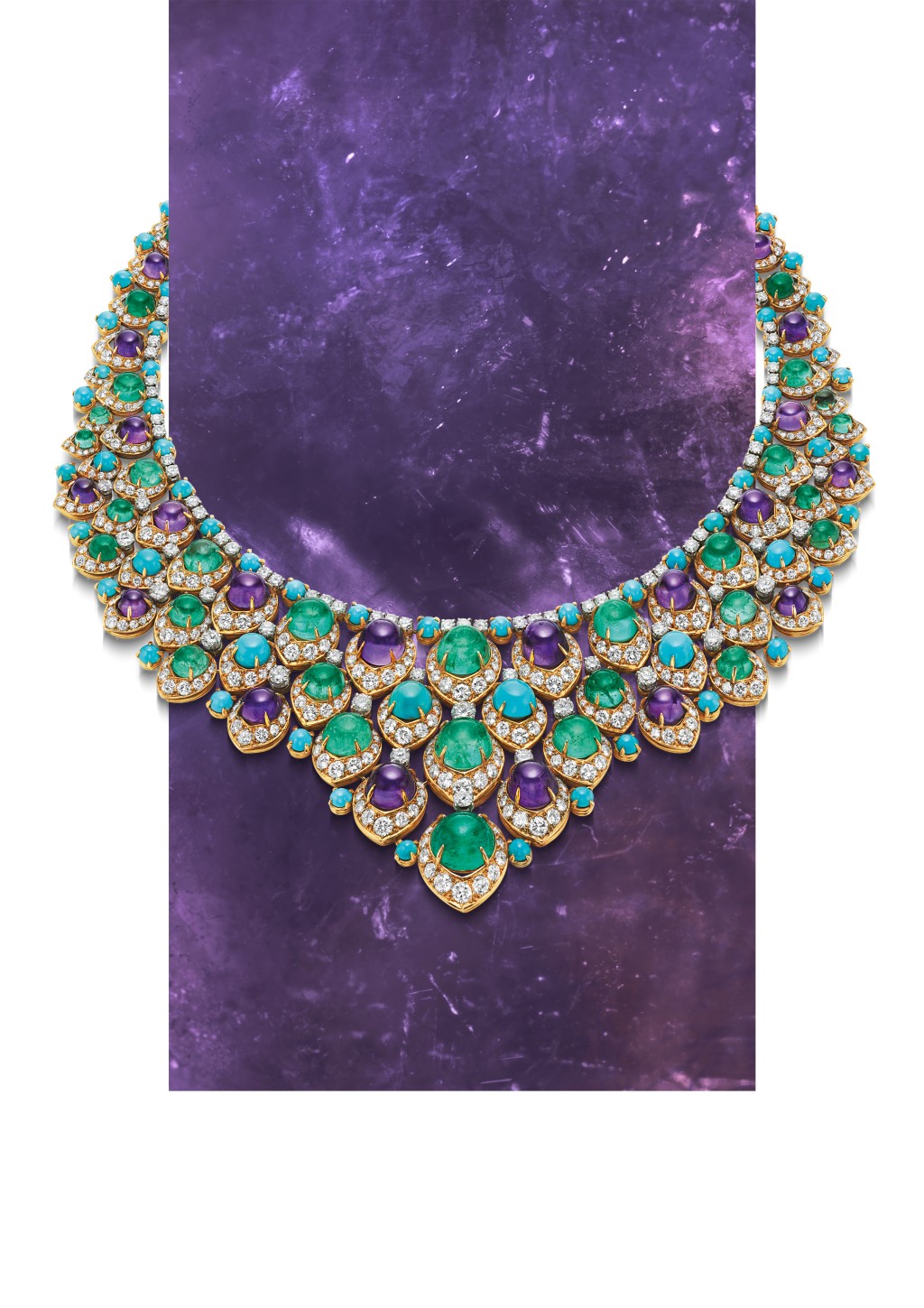 這條以祖母綠、紫水晶、 綠松石及鑽石拼搭的項 鏈,是Bvlgari的經典作品之一,現正於品牌在東京舉行的展覽中展出。 這條以祖母綠、紫水晶、 綠松石及鑽石拼搭的項 鏈,是Bvlgari的經典作品之一,現正於品牌在東京舉行的展覽中展出。