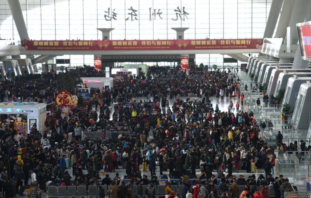 每年的春运各省市的火车站均挤满人潮。新华社