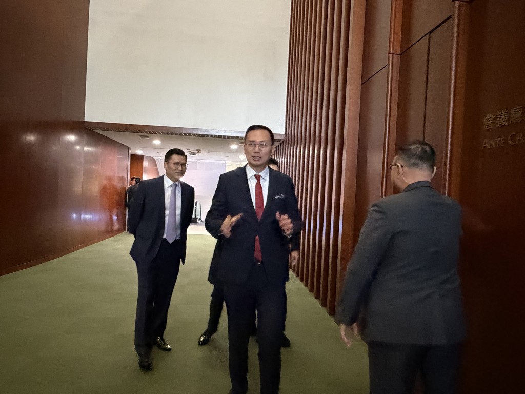 候任議員陸續抵達，在前廳準備。圖為自由黨李鎮強。林彥汛攝