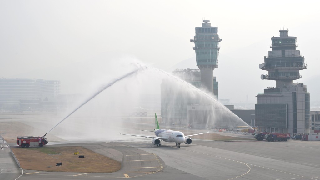 C919飞机降落香港国际机场后获水门礼迎接。政府新闻处图片
