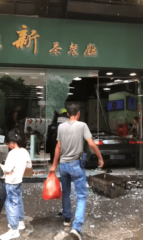 一輛林寶堅尼跑車衝入澳門黑沙灣食店。網上片段截圖