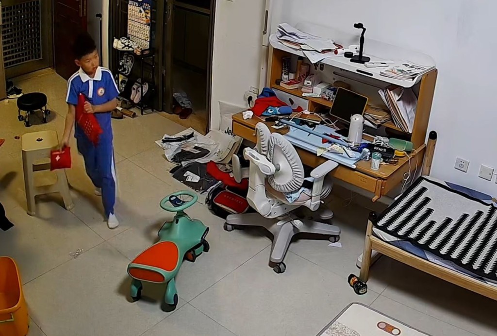 “虫虫”好奇翻出消防宣传时收到的灭火毯把玩。抖音