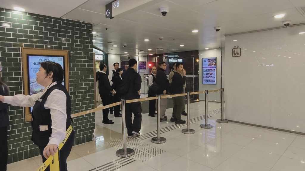 商場職員協助維持秩序。
