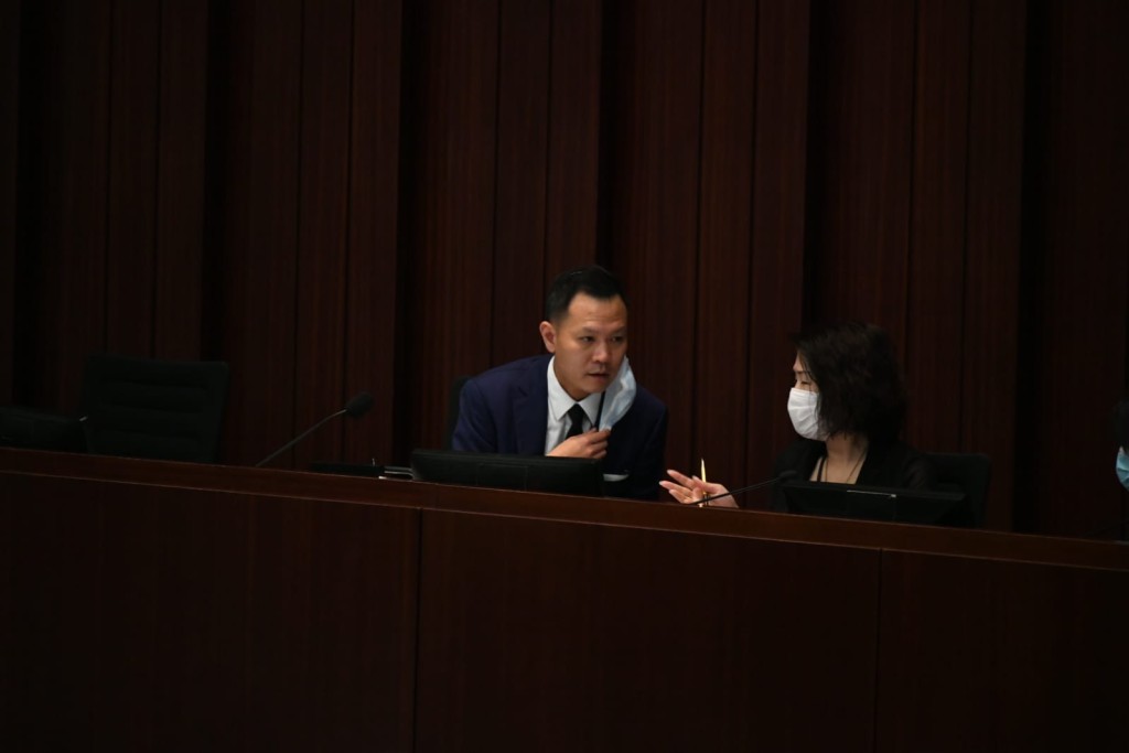 郭榮鏗(左)早上繼續主持內會。