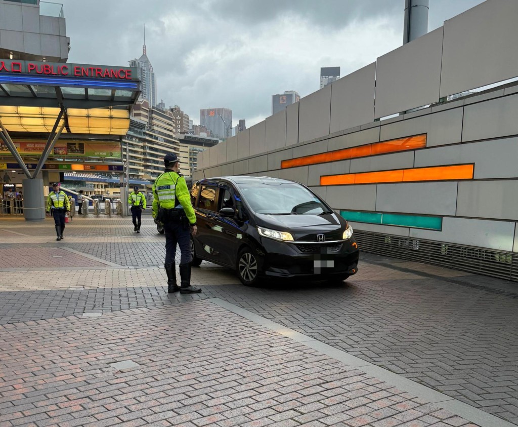 警方派員喬裝乘客並截獲兩輛私家車。警方提供 警方派員喬裝乘客並截獲兩輛私家車。警方提供