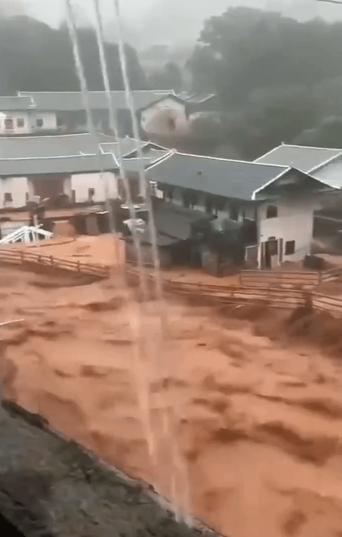 廣東梅州出現不同程度水浸，有鄉村洪水如猛獸。