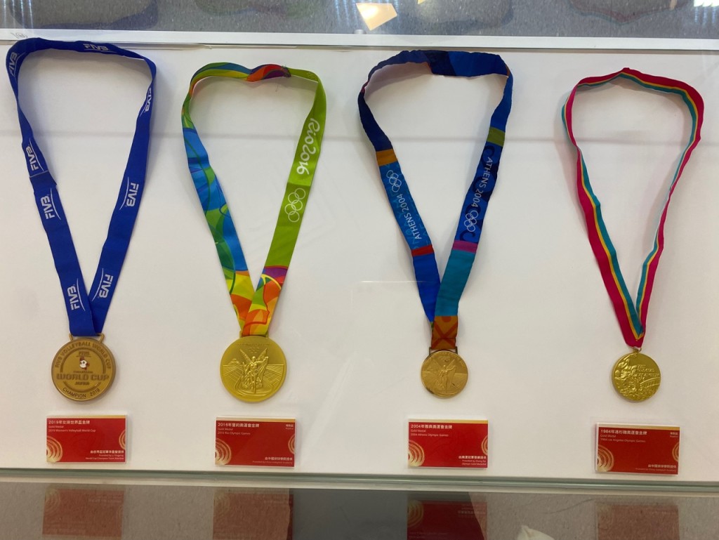 展览展出中国女排所获得的奖杯，奖牌，冠军比赛队服及球鞋等物品。翁嘉琳摄