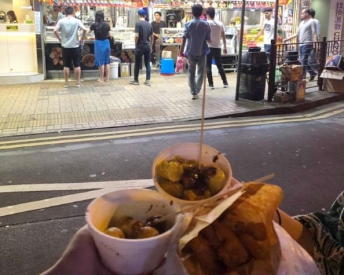 事主指據價目表食物應該只收75元,但店員卻指要125元。facebook