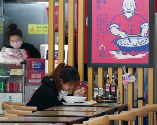 哈爾濱市經營的各種餐飲服務均暫停堂食。新華社資料圖片