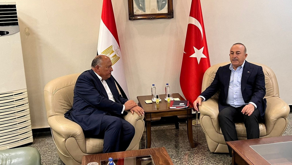 土耳其外長恰武什奧盧（右）與埃及外長舒凱里2月底在土耳其梅爾辛會面。  路透社