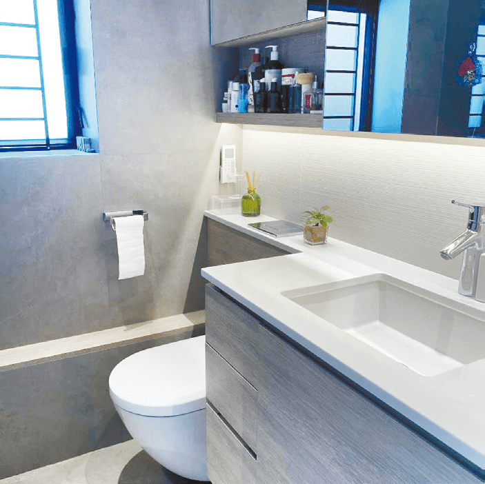 浴室潔具簇新，並設鏡櫃，方便擺放洗漱用品。