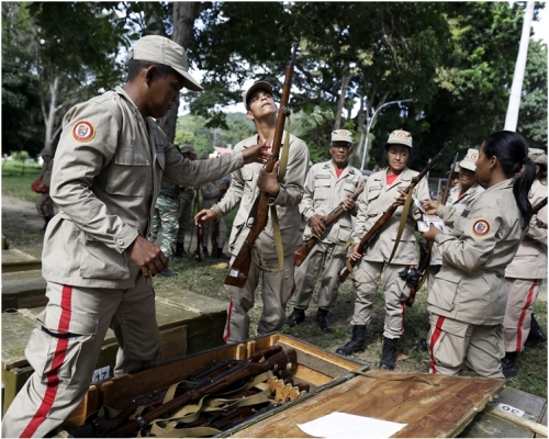 士兵教導民眾如何使用步槍、發射導彈及進行徒手搏擊，並號召更多人加入後備軍。AP